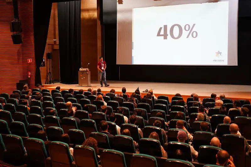 Auditorium showing 40% of new visitors at a WordCamp Granada.