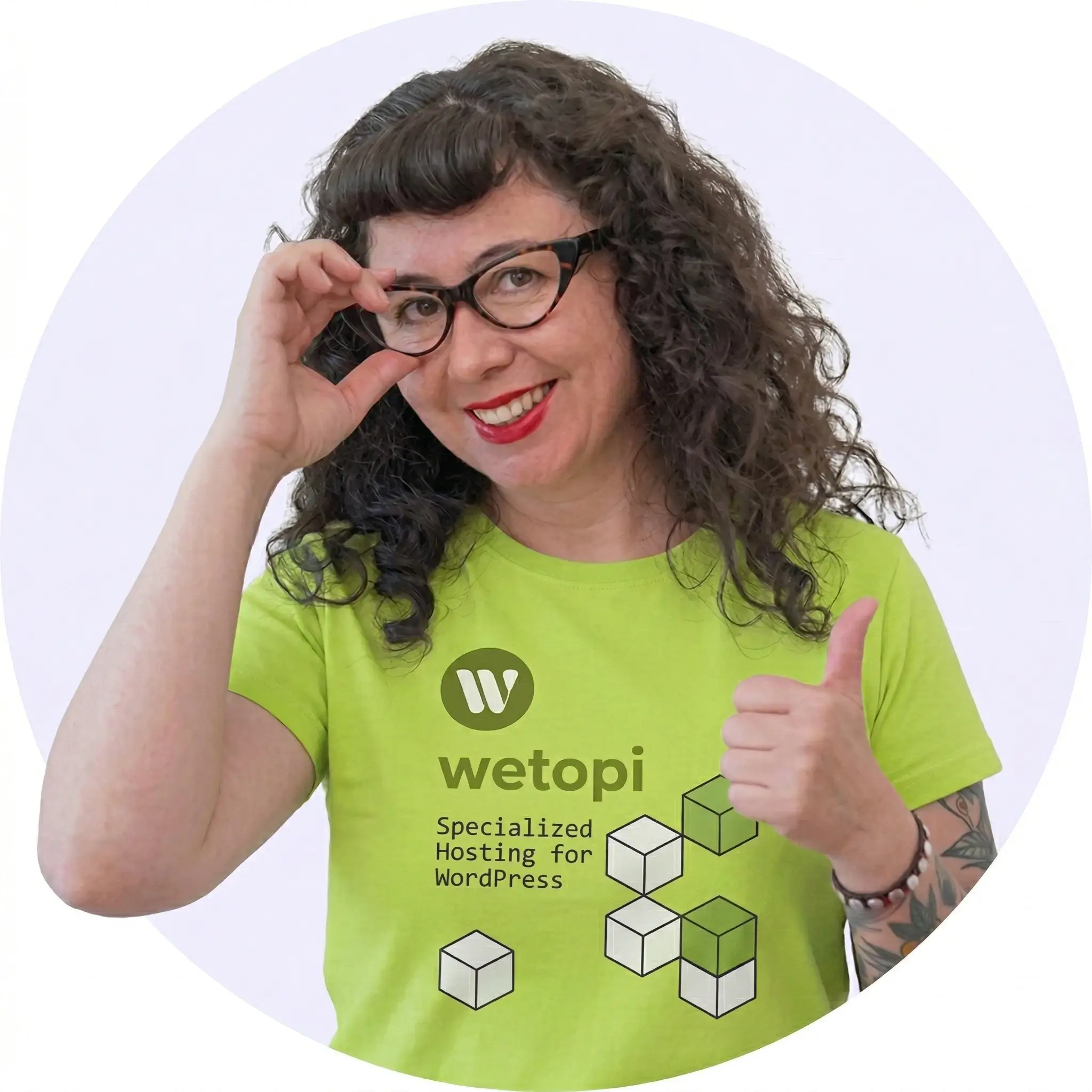 Elsa Tapia Golden Brand Ambassador de Wetopi con la camiseta oficial de Wetopi.